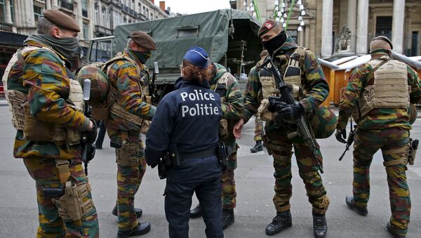 Soldados y policías belgas en Bruselas - Sputnik Mundo