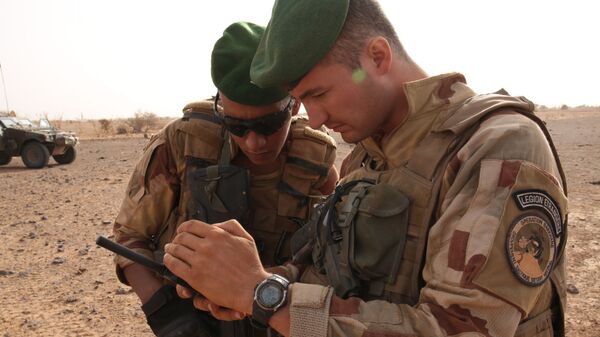 French soldiers look at their sat phone as they are on patrol in the desert south of the village of Deliman, Mali - Sputnik Mundo