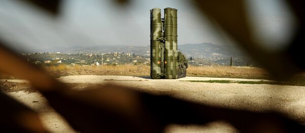 El sistema antiaéreo ruso S-400 Triumf desplegado en Siria El sistema antiaéreo ruso S-400 Triumf desplegado en Siria - Sputnik Mundo
