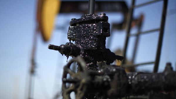 Pump jacks are seen in the Midway Sunset oilfield, California, in this April 29, 2013 file photo - Sputnik Mundo