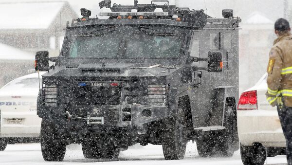 Un vehículo blindado de la policía en Colorado Springs - Sputnik Mundo