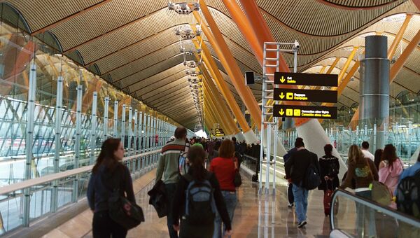 Los pasajeros en el Aeropuerto Barajas de Madrid (Archivo) - Sputnik Mundo