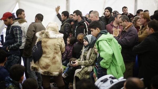 Migrantes y refugiados esperan la matriculación en una cola en Berlín, Alemania - Sputnik Mundo