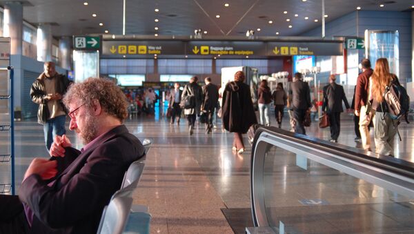 Pasajeros en el aeropuerto Barajas de Madrid - Sputnik Mundo