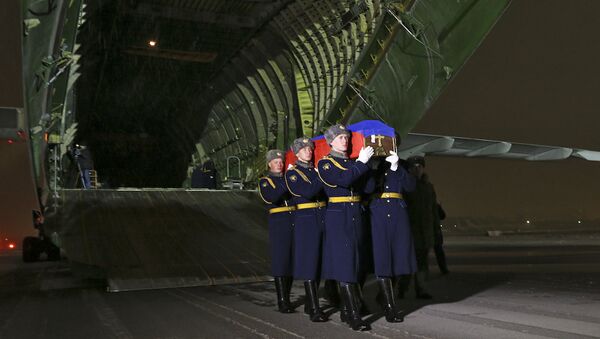El avión con el cuerpo del piloto Oleg Peshkov aterrizó en el aeródromo Chkálovski - Sputnik Mundo