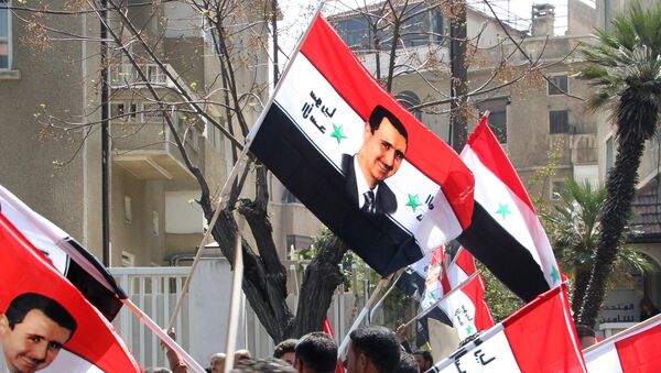 Partidarios de Bashar Asad, presidente de Siria - Sputnik Mundo