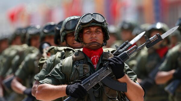 Soldiers march during a military parade commemorating the one year anniversary of the death of Venezuela's former President Hugo Chavez in Caracas, Venezuela - Sputnik Mundo