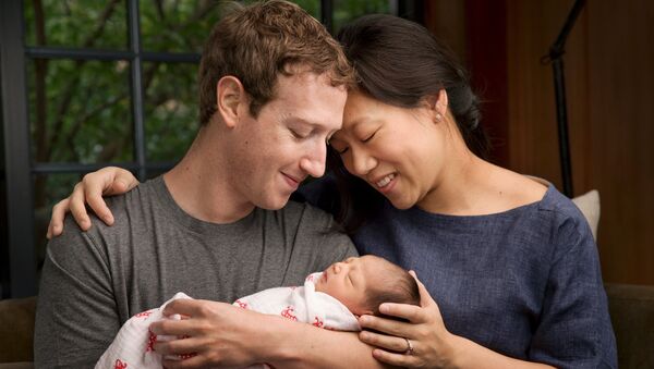 Mark Zuckerberg y su esposa, Priscilla Chan, con su hija recién nacida - Sputnik Mundo