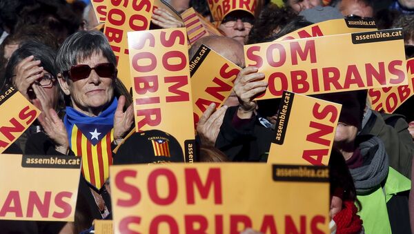 Partidarios de la independecia de Cataluña paticipan en una manifestación en Barcelona, España - Sputnik Mundo