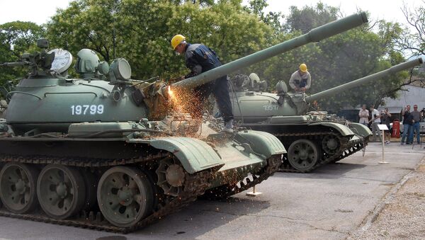 Tanques T-55, desmantelados por el recorte del gasto militar - Sputnik Mundo
