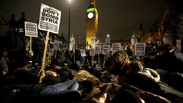 Se forma una masiva protesta de 'Parad la Guerra' frente al parlamento británico - Sputnik Mundo