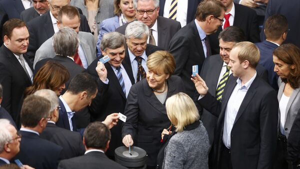 Angela Merkel y parlamentarios alemanes votan en Bundestag sobre operación en Siria - Sputnik Mundo