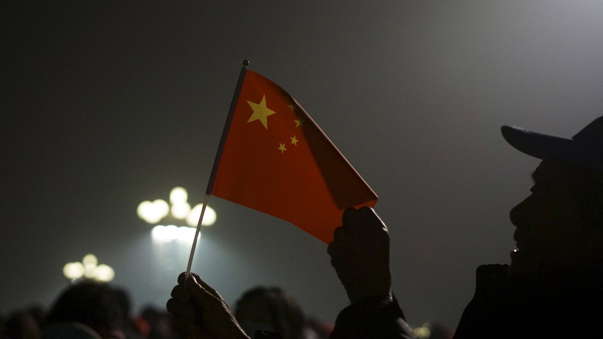 Los ciudadanos con la bandera de China en la Plaza de Tiananmén cubierta de bruma industrial - Sputnik Mundo, 1920, 05.12.2021
