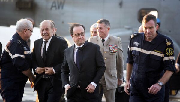 Jean-Yves Le Drian, ministro de Defensa de Francia y François Hollande, presidente de Francia - Sputnik Mundo