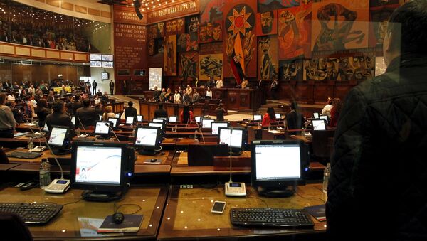 Parlamentarios ecuatorianos en una sesión del Asamblea Nacional en Quito - Sputnik Mundo