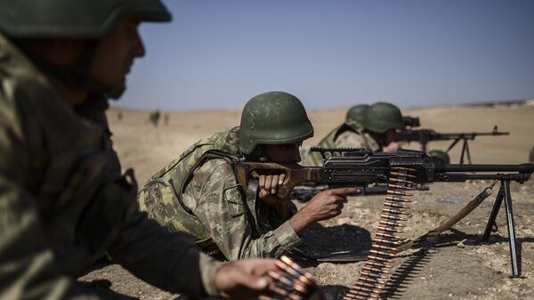 Turkish soldiers check the Syrian border near the Mursitpinar border crossing on the Turkish-Syrian border in the southeastern town of Suruc, Sanliurfa province, on October 4, 2014 - Sputnik Mundo