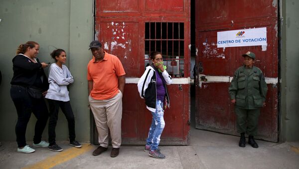 Prorrogan una hora cierre de mesas de votación en Venezuela - Sputnik Mundo