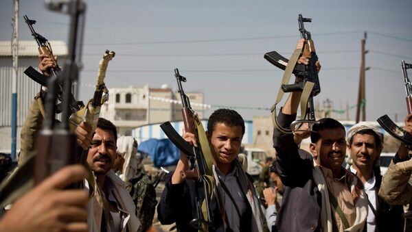 Houthi Shiite Yemeni hold their weapons - Sputnik Mundo