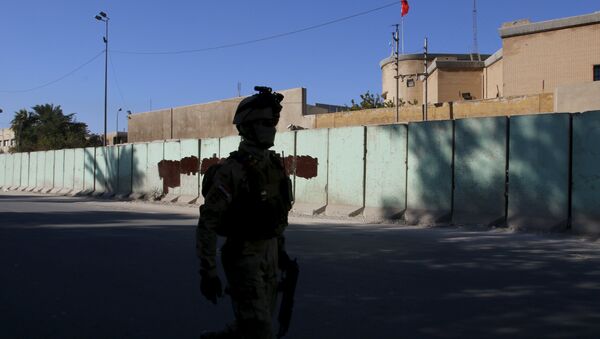 Soldado iraquí cerca de la embajada de Turquía en Bagdad - Sputnik Mundo