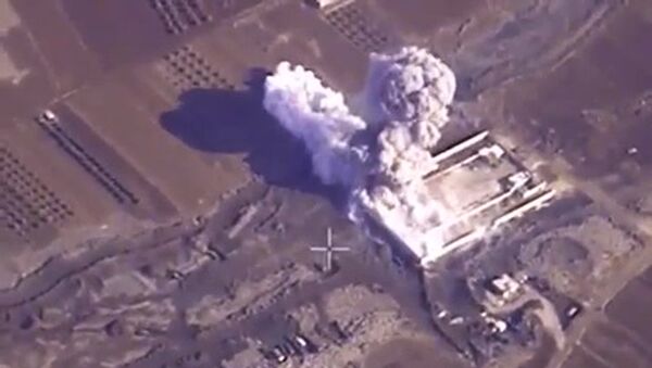 Ataques aéreos rusos contra las posiciones de Daesh y otros grupos terroristas en Siria - Sputnik Mundo