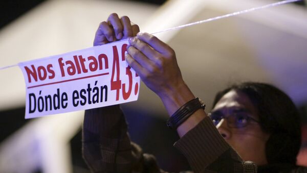 Manifestación en conmemoración de estudiantes asesinados de Ayotzinapa (archivo) - Sputnik Mundo