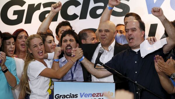 Oposición gana dos tercios del Parlamento venezolano - Sputnik Mundo