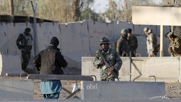 Fuerzas de Seguridad de Afganistán controlando la entrada del aeropuerto de Kandahar atacado por Talibán, el 9 de diciembre de 2015 - Sputnik Mundo