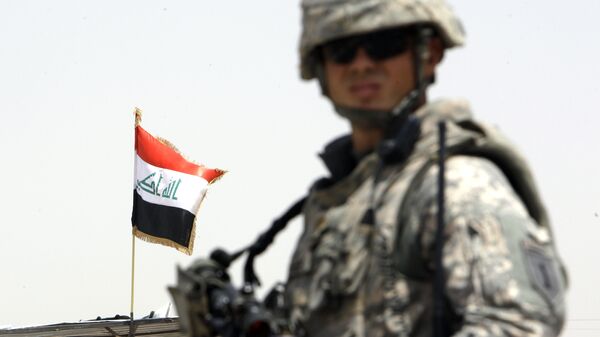 La bandera iraquí y soldado estadounidense (archivo) - Sputnik Mundo