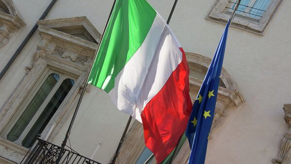 Banderas de Italia y la EU - Sputnik Mundo