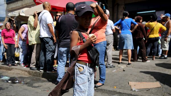 Niño de 7 años vende agua en Caracas - Sputnik Mundo