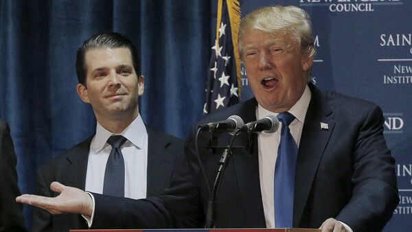 Presidente de EEUU Donald Trump con su hijos Eric Trump y Donald Trump Junior durante la campaña electoral - Sputnik Mundo