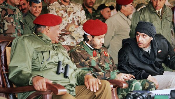 Al-Saadi Gadafi (centro) y Hanibal Gadafi (derecha), hijos del ex líder libio, Muamar Gadafi - Sputnik Mundo