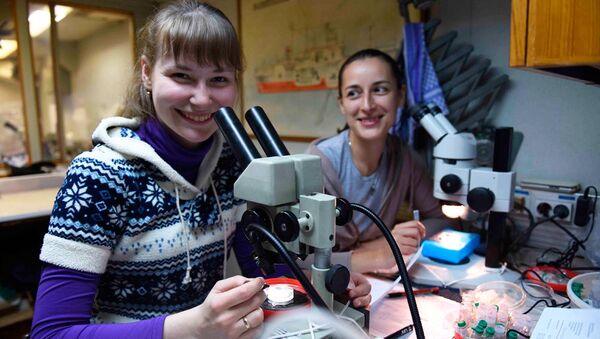 Científicas de la DVFU estudian nuevos organismos encontrados en el Mar de Ojotsk - Sputnik Mundo