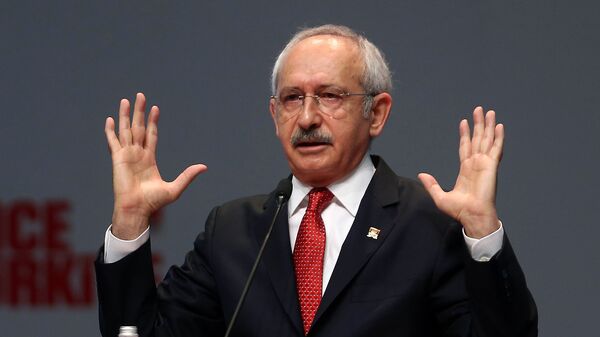 Kemal Kilicdaroglu, leader of Turkey's main opposition Republican People's Party (CHP), delivers a speech during a party meeting in Ankara on September 30, 2015 - Sputnik Mundo