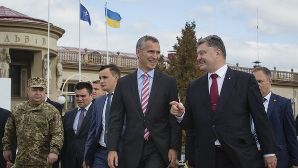 Secretario general de la OTAN Jens Stoltenberg y presidente de Ucrania Petró Poroshenko - Sputnik Mundo