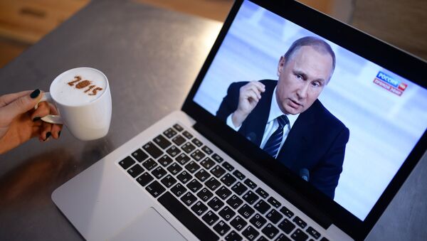 Una imagen de Vladímir Putin, presidente de Rusia, en la pantalla de laptop - Sputnik Mundo