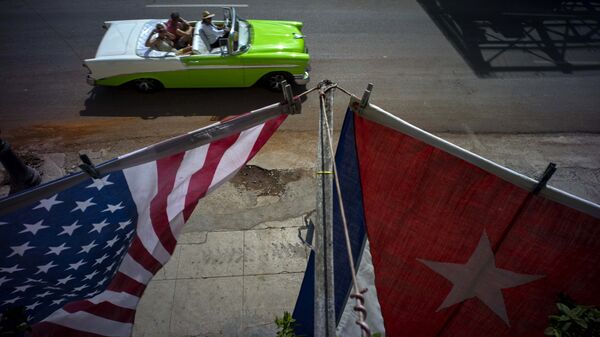 Banderas de EEUU y Cuba en La Habana (archivo) - Sputnik Mundo