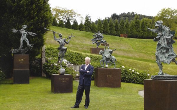 Juan González-Quirós y Corujo, conde de La Carrera, con las esculturas de Salvador Dalí - Sputnik Mundo