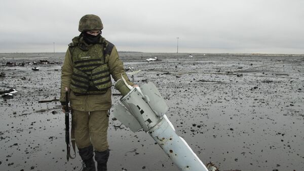 Miliciano de la RPD en el aeropuerto de Donetsk - Sputnik Mundo