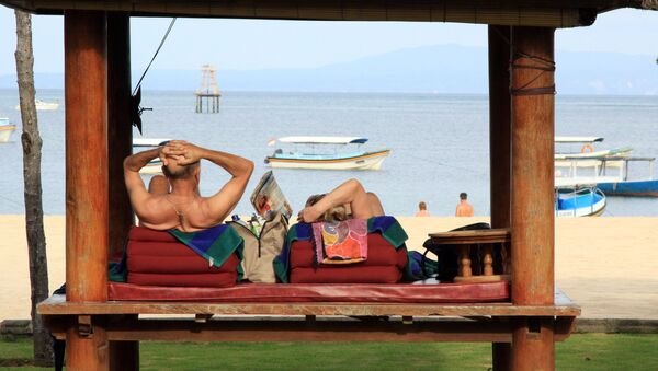 Turistas en la playa Nusa Dua, Indonesia - Sputnik Mundo