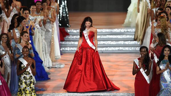 La rusa Sofia Nikitchuk durante el concurso Miss Mundo en Hainan, China - Sputnik Mundo