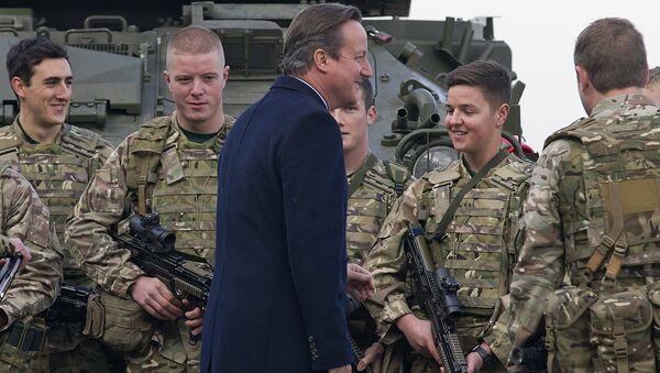 David Cameron, el primer ministro del Reino Unido, habla con los infantes de marina del Ejército británico (archivo) - Sputnik Mundo