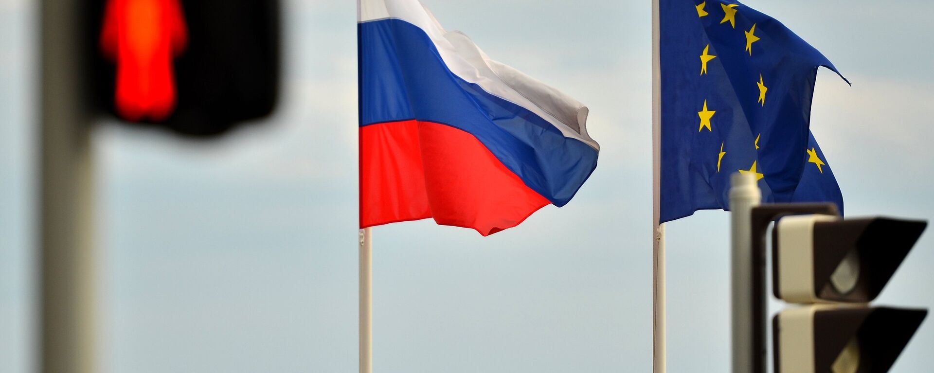 Banderas de Rusia y la UE - Sputnik Mundo, 1920, 01.03.2022