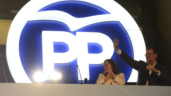 Mariano Rajoy y el logo Partido Popular - Sputnik Mundo