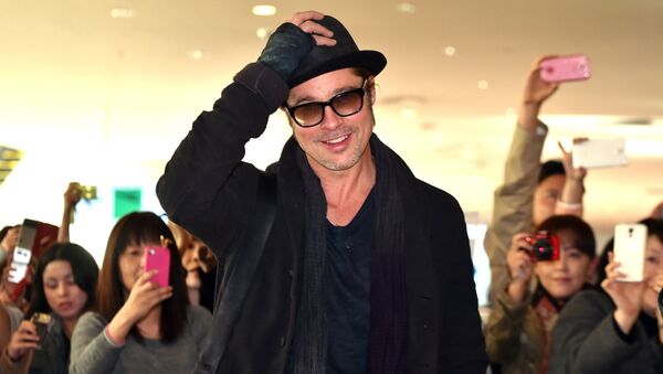 US actors Brad Pitt reacts to Japanese fans upon his arrival at the Haneda airport in Tokyo on November 14, 2014 - Sputnik Mundo