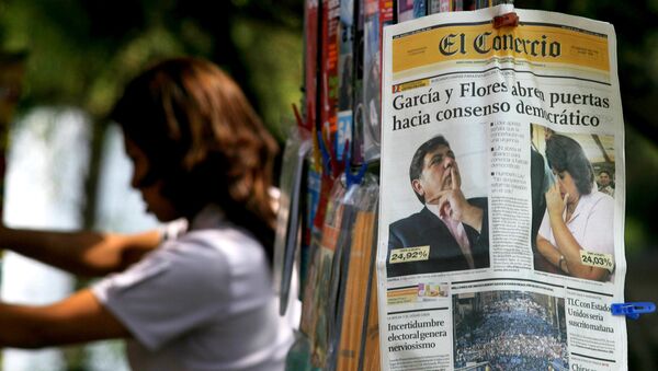 Un periódico peruano con las imagenes del expresidente Alan García y la excandidata presidencial Lourdes Flores (archivo) - Sputnik Mundo