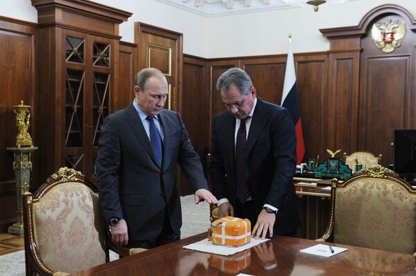 Президент России Владимир Путин и министр обороны Сергей Шойгу в Кремле - Sputnik Mundo