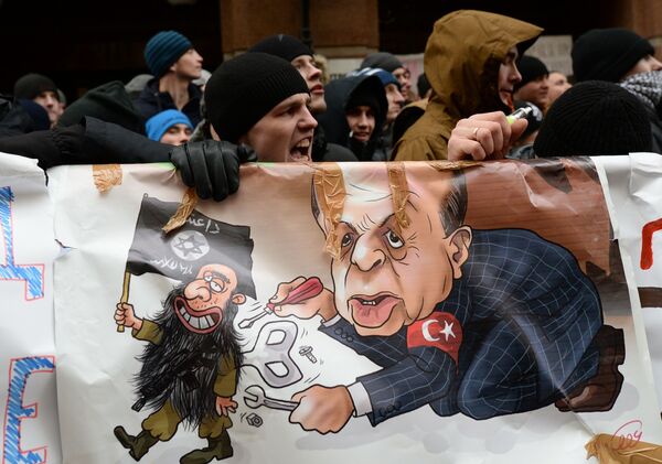 Участники акции протеста против действий турецких ВВС у здания посольства Турции в Москве - Sputnik Mundo