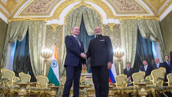 Presidente de Rusia, Vladímir Putin con su homólogo indio, Narendra Modi - Sputnik Mundo