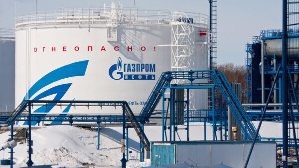 Depósitos de petróleo en el taller de tratamiento y bombeo del yacimiento petrolífero de Yuzhno-Priobskoye en Rusia  - Sputnik Mundo